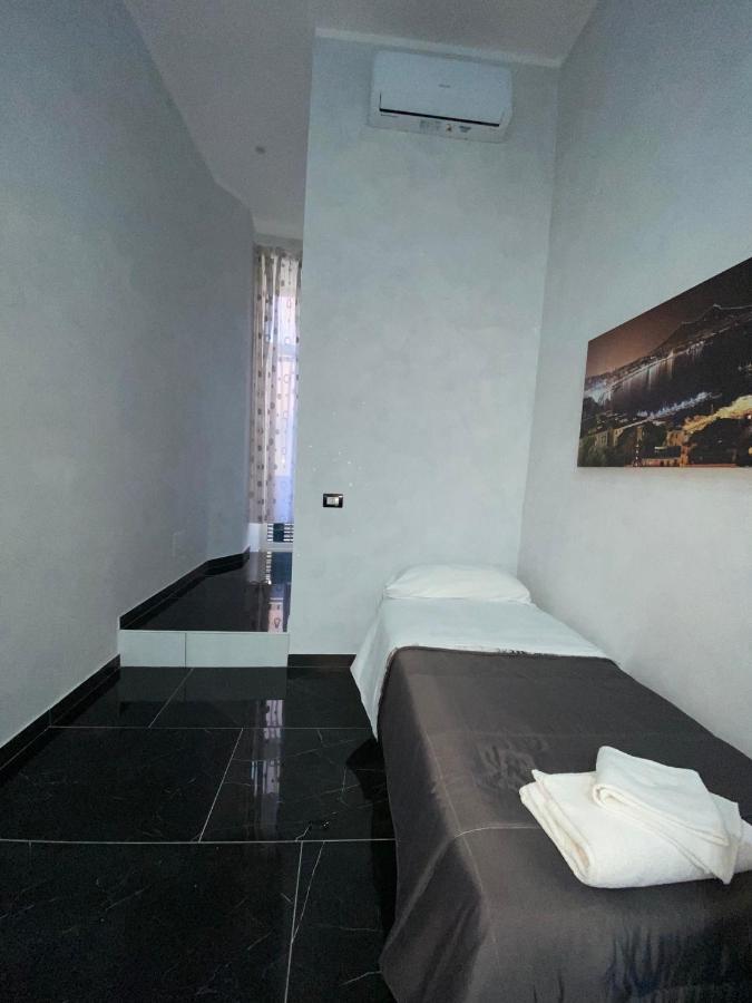 Savastano House Hotel Napoli Bagian luar foto