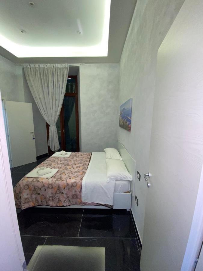 Savastano House Hotel Napoli Bagian luar foto