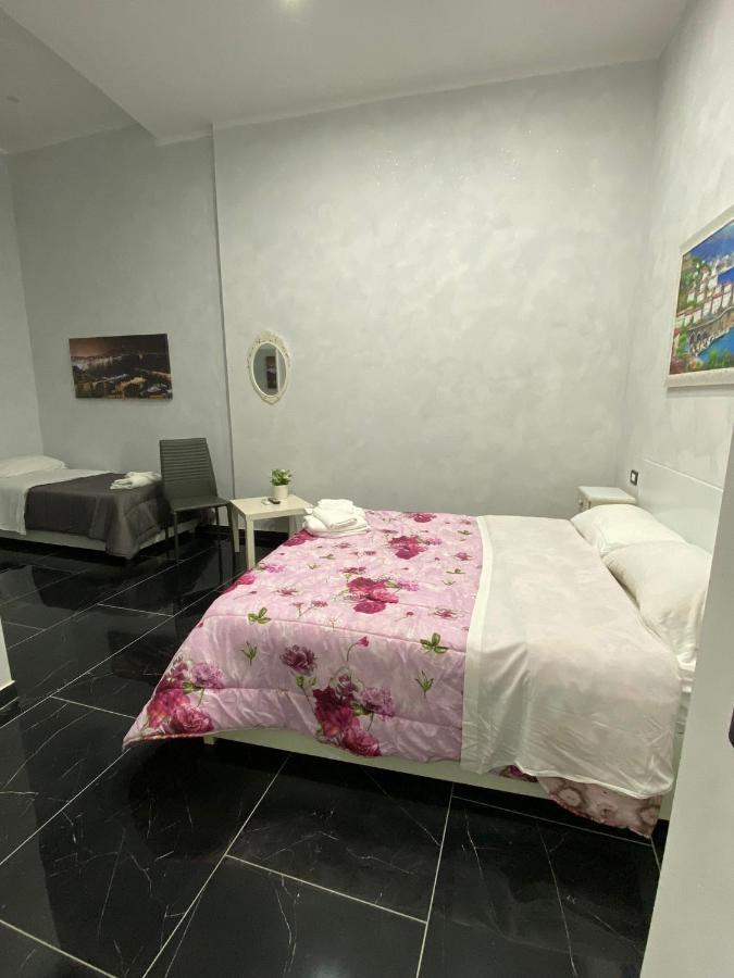 Savastano House Hotel Napoli Bagian luar foto